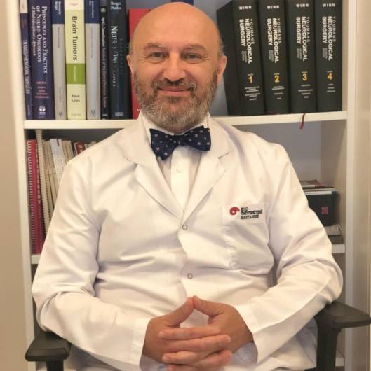 Beyin ve sinir cerrahisi Prof. Dr. Selçuk Peker